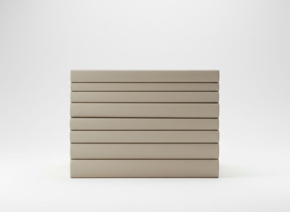 Oito livros empilhados com capas bege sobre fundo branco minimalista