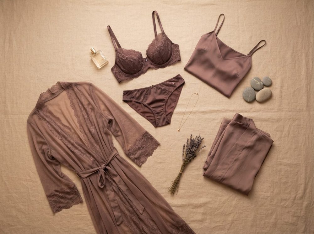 Conjunto de lingerie castanha em renda e cetim com robe, acessórios e pedras decorativas