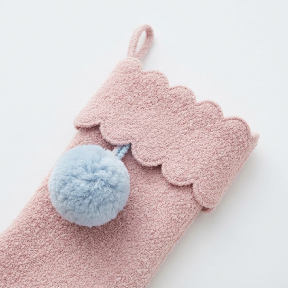 Meia de Natal rosa com pompom azul clara em fundo branco