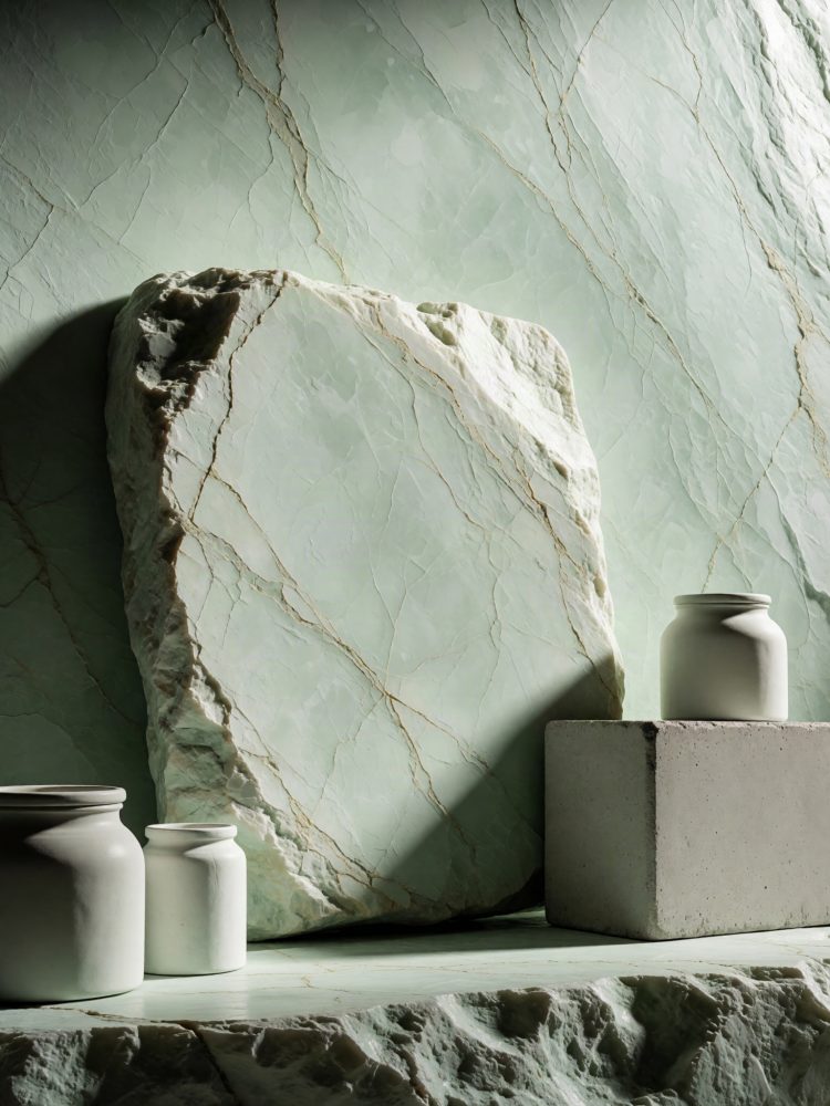 Mármore verde com veios naturais e vasos cerâmicos brancos minimalistas