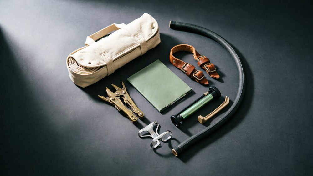 Kit vintage com bomba, câmara de ar, alicates e bolsa para manutenção de bicicletas