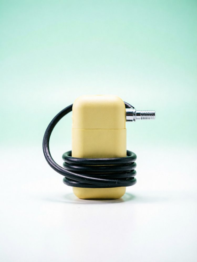 Tranca amarela com cabo preto enrolado para segurança automóvel