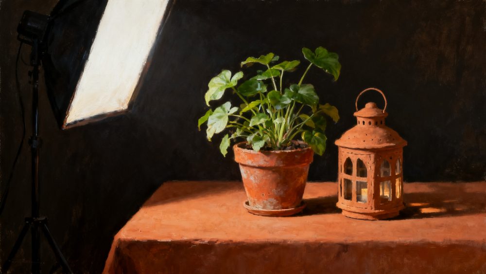 Vaso de planta verde e lanterna terracota sobre mesa com toalha laranja iluminados por luz suave