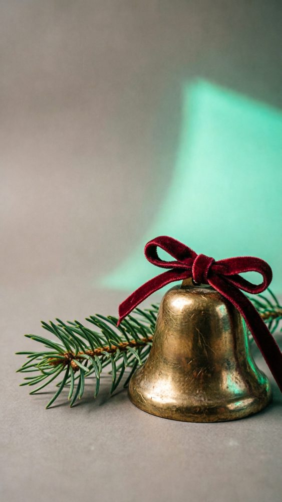 Sino dourado com laço vermelho e ramo de pinheiro para Natal