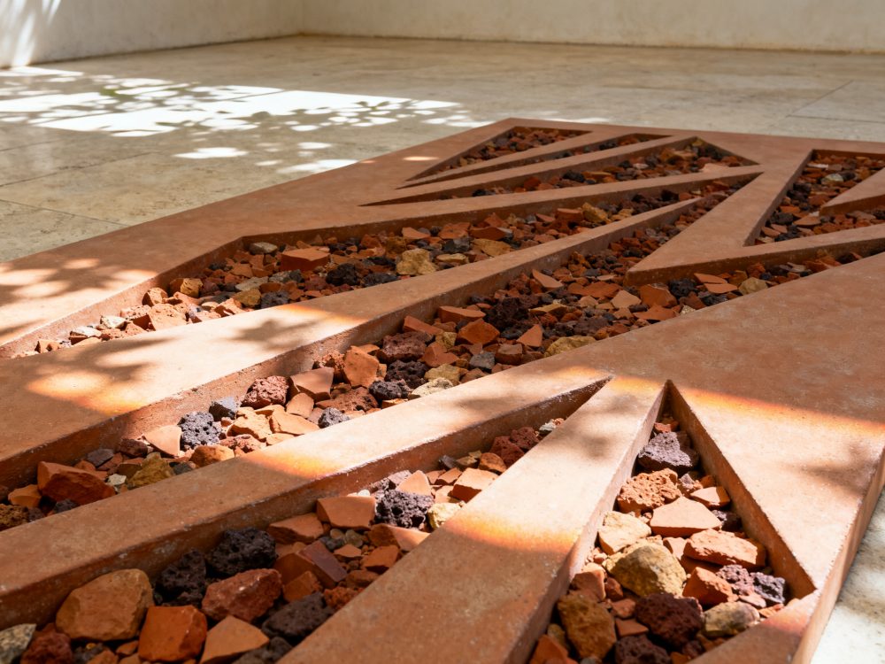 Escultura abstrata em terracota com pedras naturais coloridas e jogo de luz e sombra