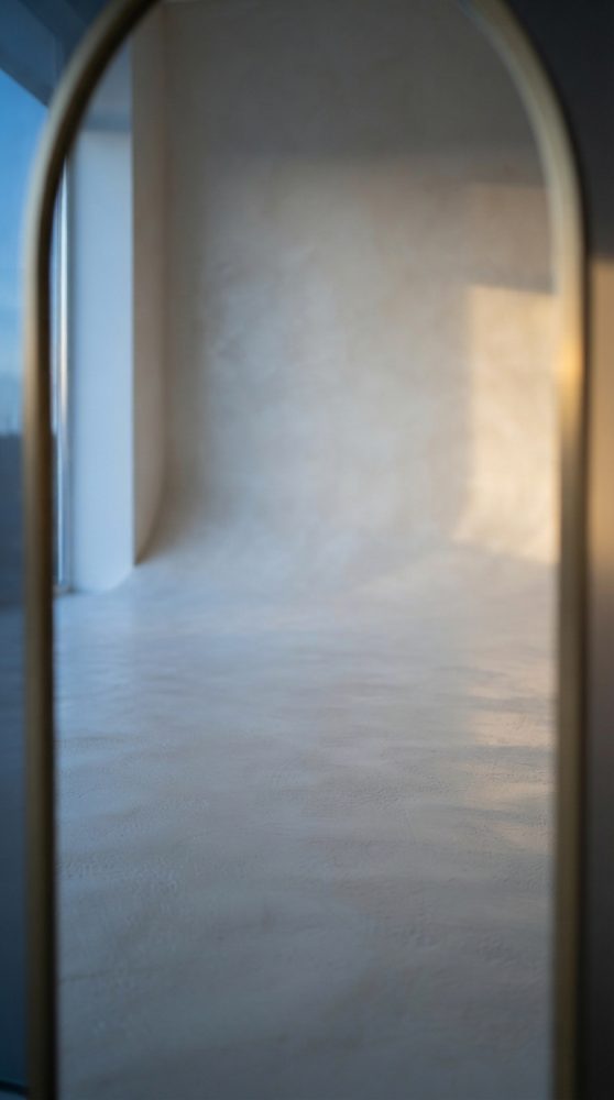 Superfície lisa com textura suave iluminada por luz natural difusa