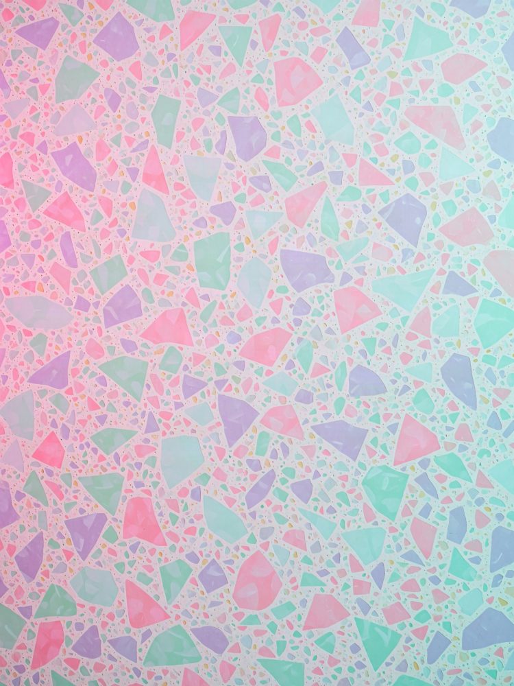 Superfície de terrazzo com pedras coloridas em tons pastel rosa, verde e lilás