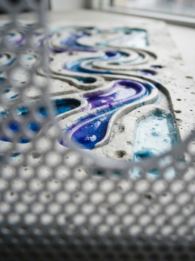 Detalhe artístico abstrato com relevo ondulado e pigmentos azuis e lilás