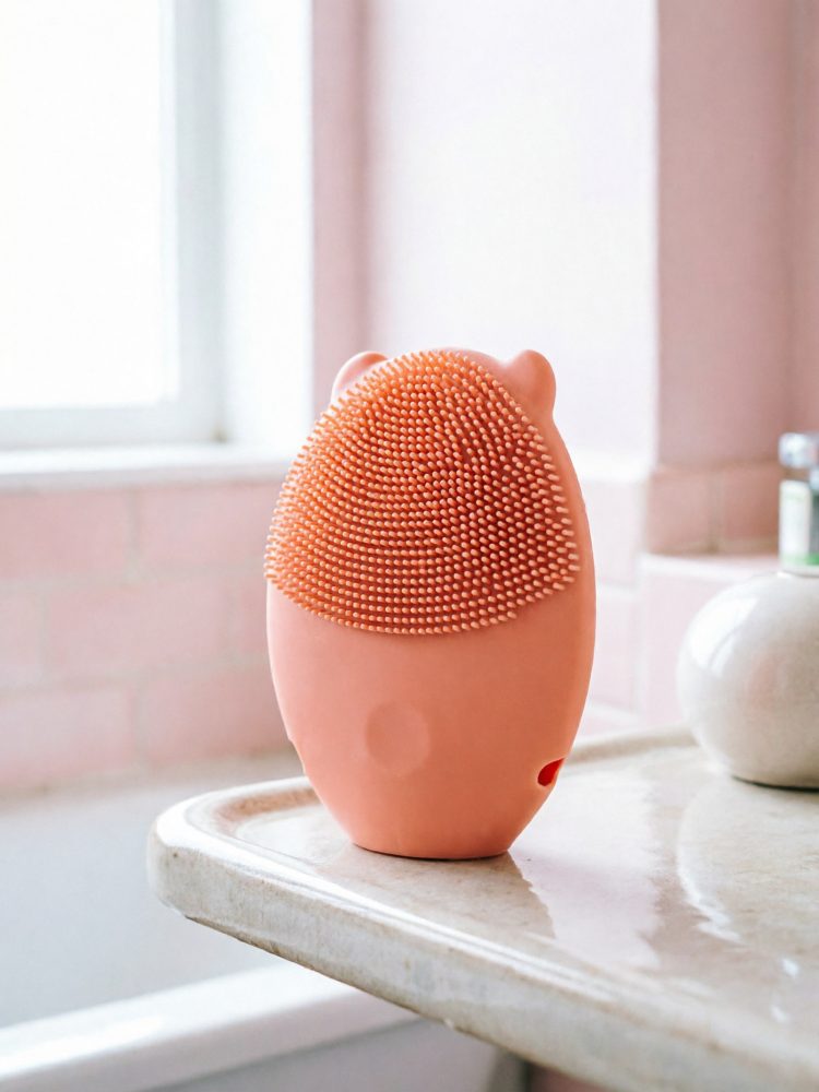 Escova facial de silicone cor de rosa sobre bancada clara numa casa de banho.