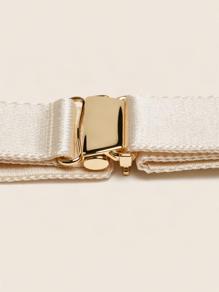 Fecho dourado com fita bege de tecido para lingerie