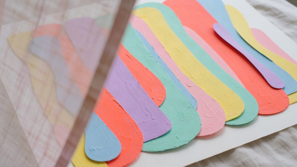 Obra de arte abstrata com formas onduladas coloridas em tons pastel e textura visível