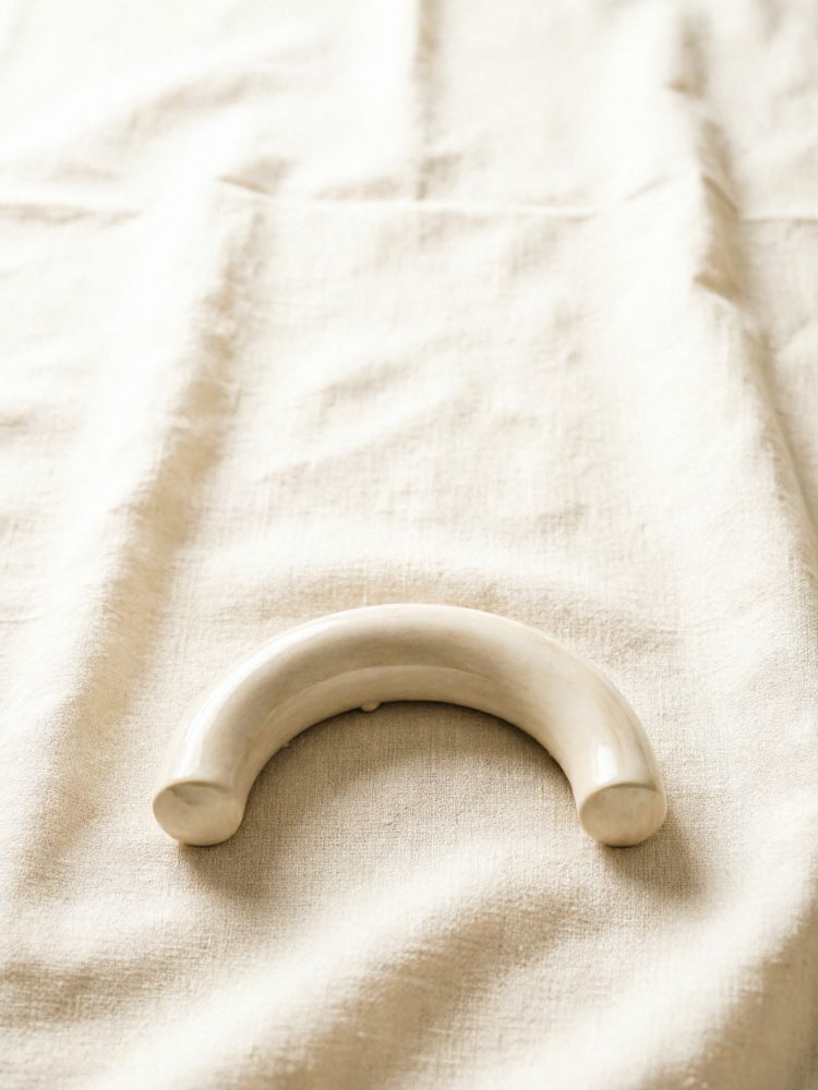 Superfície de tecido linho cru com arco cerâmico branco