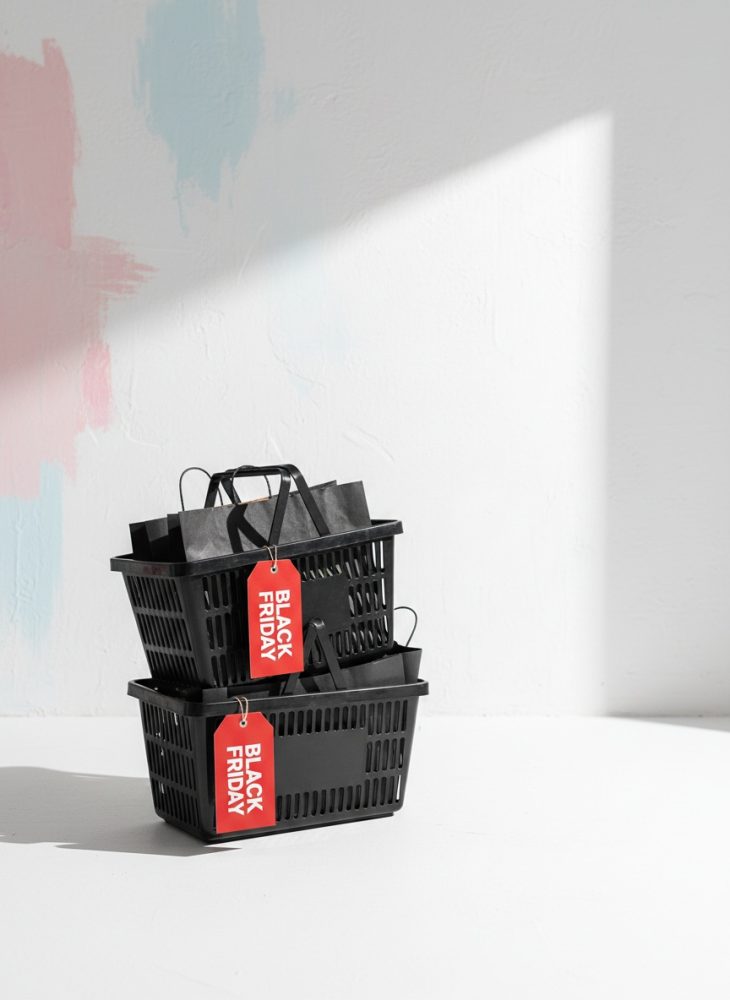 Cestas de compras pretas empilhadas com etiquetas vermelhas Black Friday