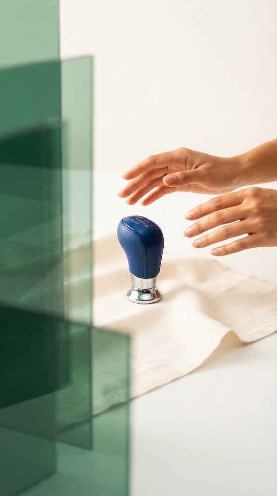 Manípulo azul de caixa de velocidades automático com mãos ao redor