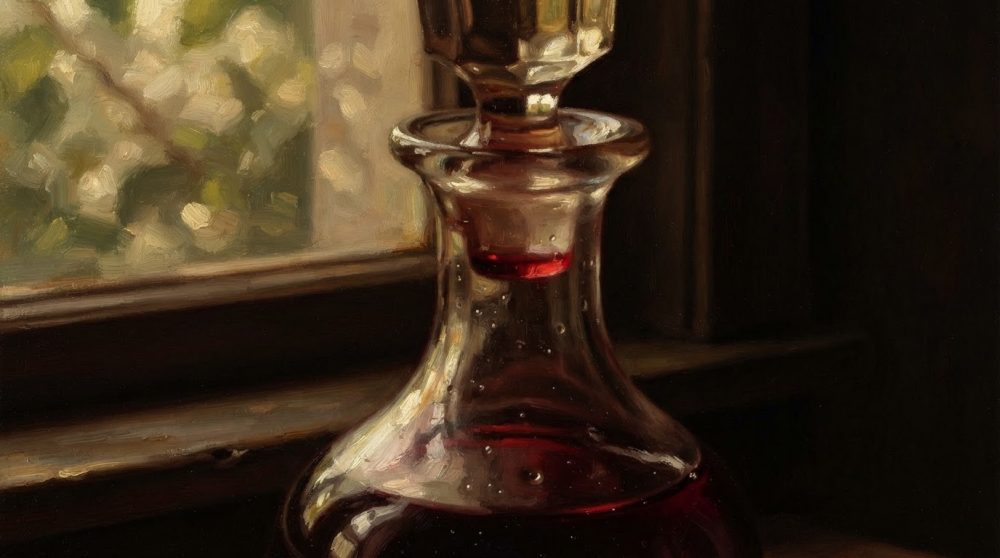 Garrafa de vinho tinto em vidro junto a janela com luz acolhedora