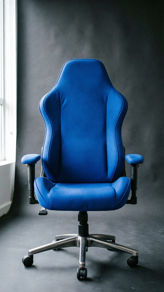 Cadeira gaming azul ergonómica com apoio de braços ajustável e base metálica com rodízios