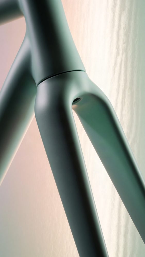Detalhe do quadro de bicicleta verde azulado com acabamento mate e linhas suaves
