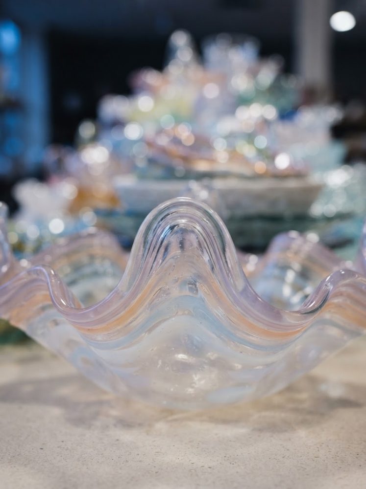 Centro de mesa decorativo em vidro transparente com ondulações suaves