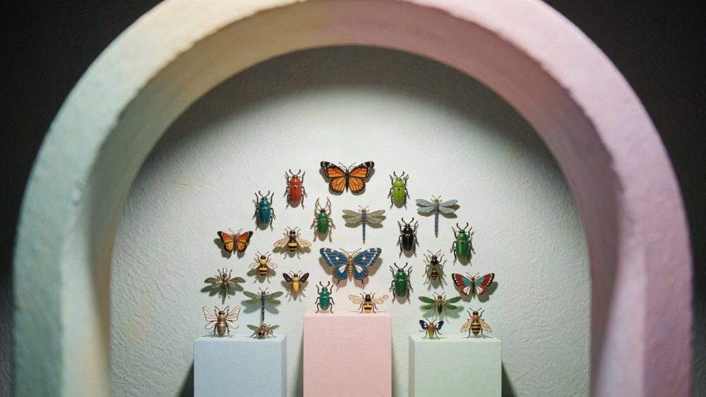 Insetos decorativos coloridos organizados em moldura arqueada com blocos pastel