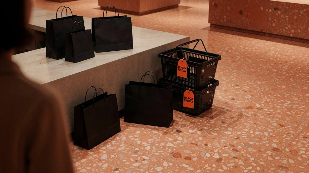 Sacolas pretas e cestos com etiquetas Black Friday em espaço interior moderno com piso terraço.