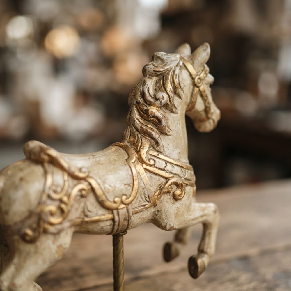 Estatueta vintage decorativa de cavalo esculpido com detalhes dourados