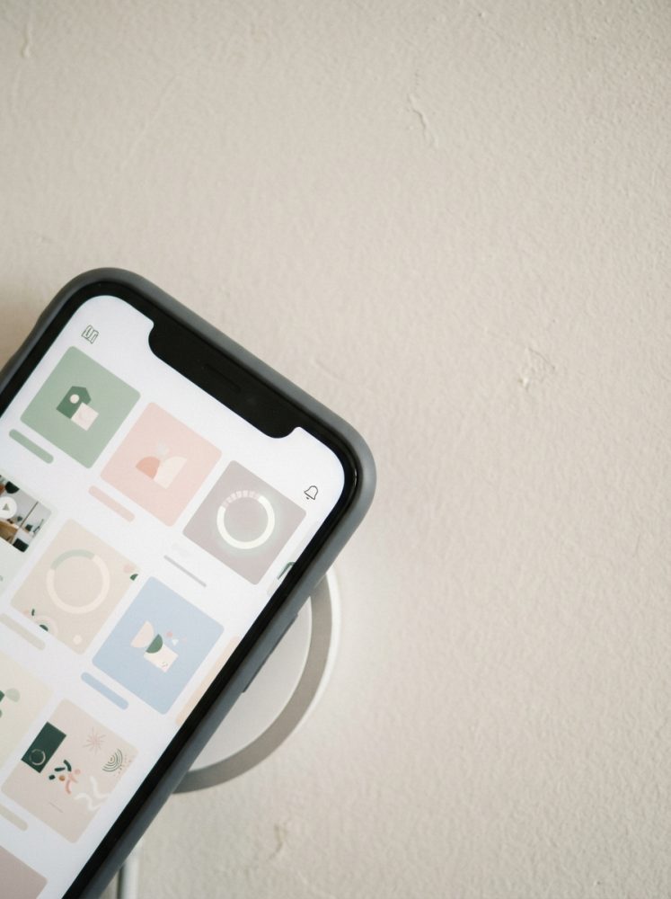 Smartphone com aplicações digitais coloridas em fundo claro minimalista