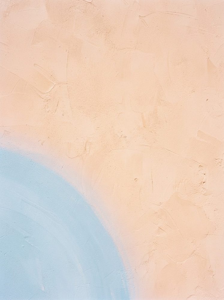 Parede de reboco rosa-pêssego texturada com arco azul-claro no canto inferior esquerdo.
