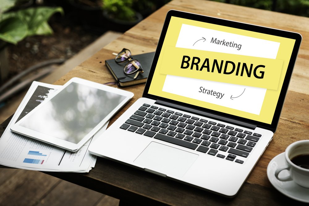 Computador portátil com ilustração de análise de estratégia de branding