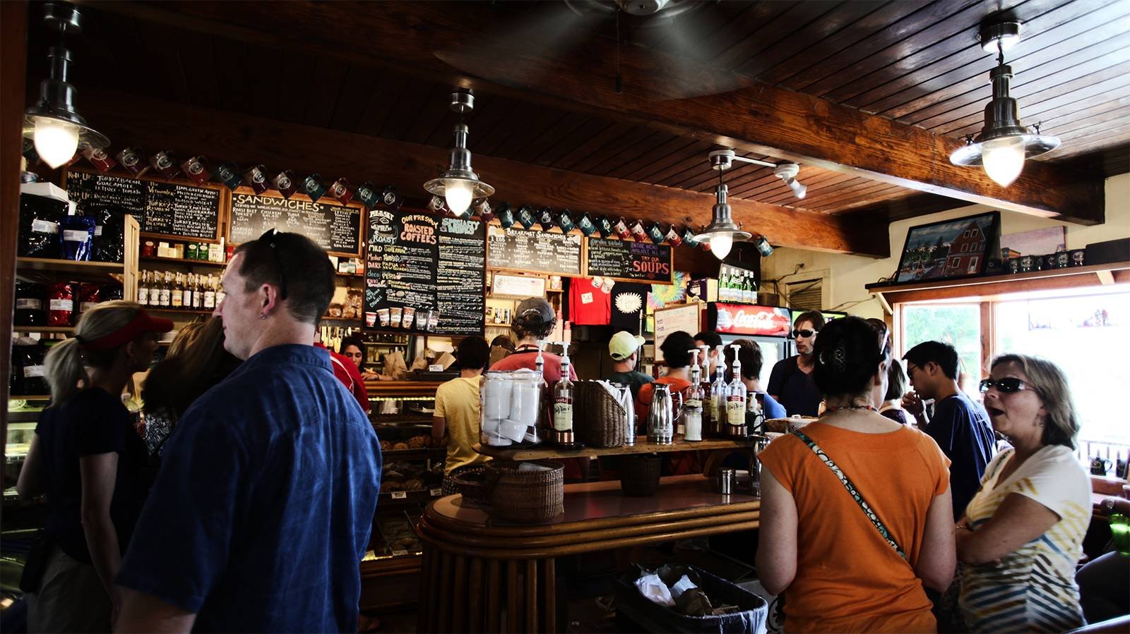 Pessoas num bar