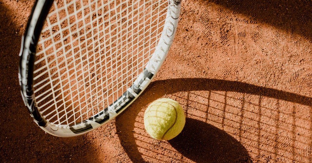 Raquete e bola de ténis Raquete e bola de ténis