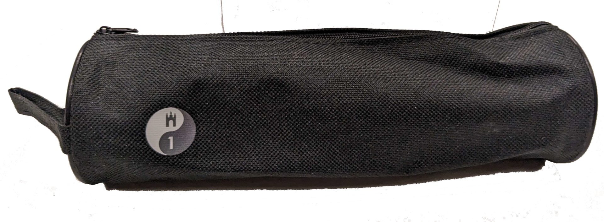 Estojo preto cilíndrico com logótipo H1 cinzento