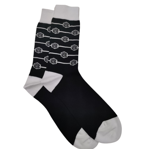 Meias pretas com padrão geométrico branco no cano e biqueira branca