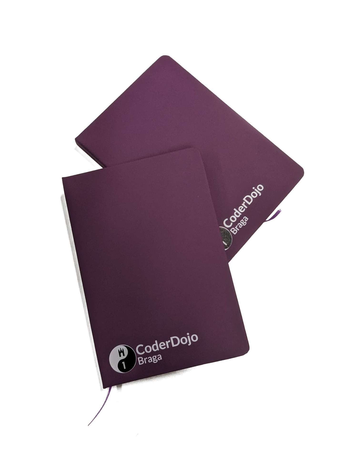 Dois cadernos roxos com inscrição CoderDojo Braga