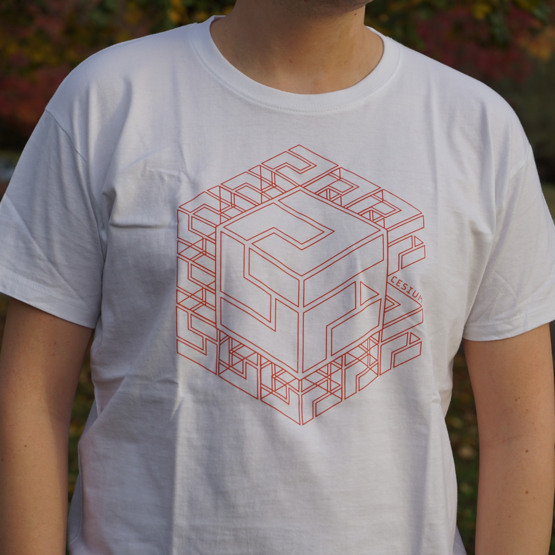 T-shirt branca com design geométrico de cubo em linhas vermelhas e texto CESIUM