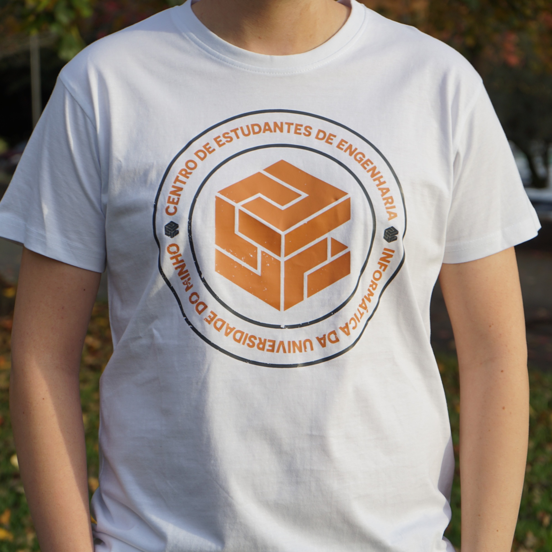 T-shirt branca de estudante com logótipo e texto da Universidade do Minho