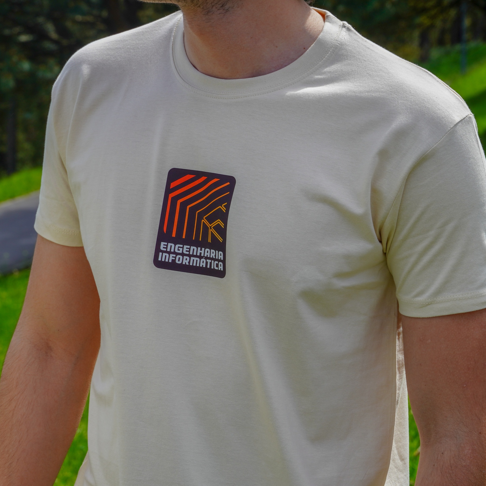 T-shirt bege com estampa ENGENGHARIA INFORMÁTICA