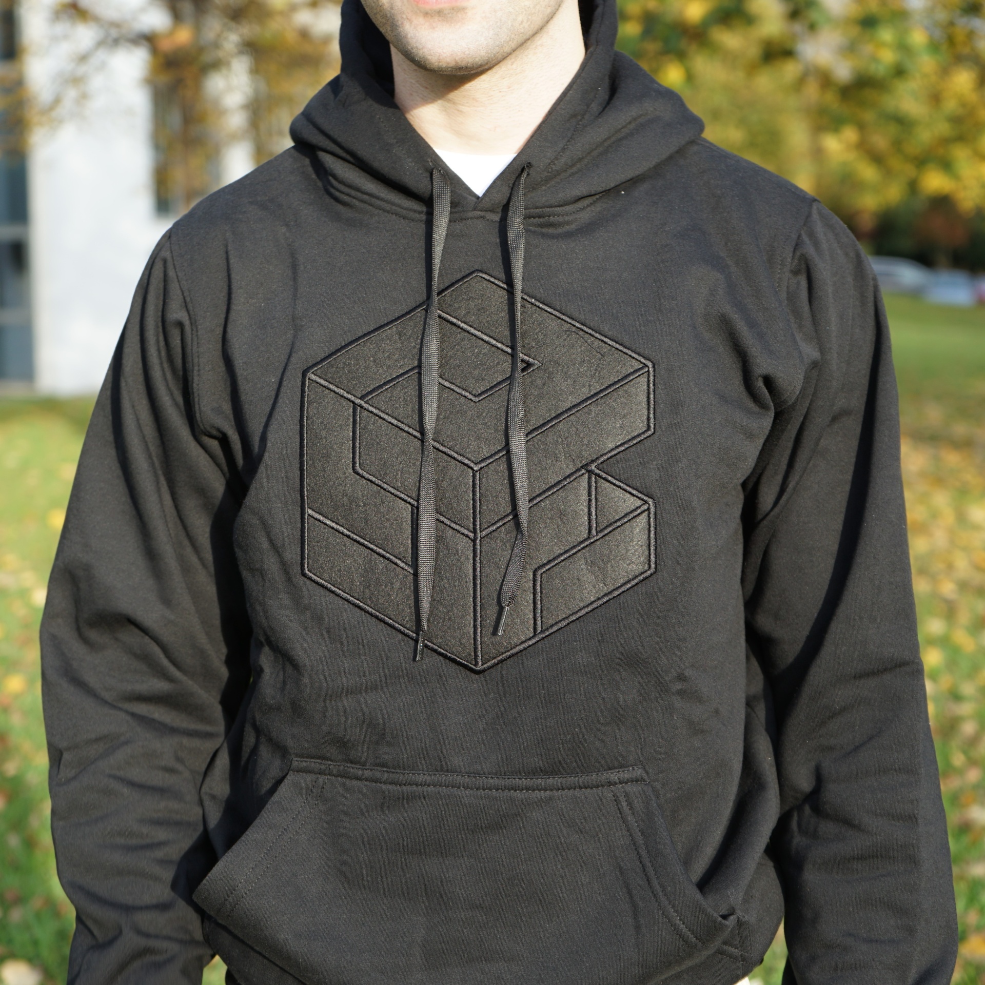 Sweatshirt preta com desenho geométrico bordado