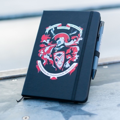 Caderno com brasão e texto da Universidade do Minho