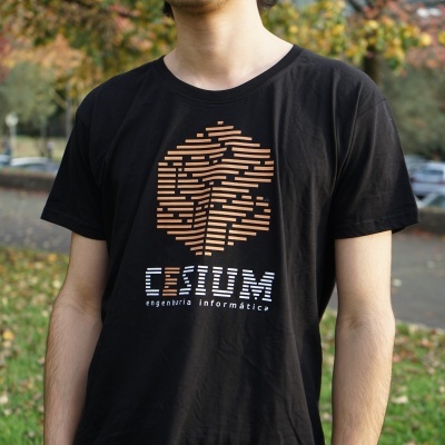 T-shirt preta com estampa laranja e texto branco CESIUM engenharia informática ao ar livre