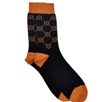 Meias pretas com detalhes laranja e padrão hexagonal laranja