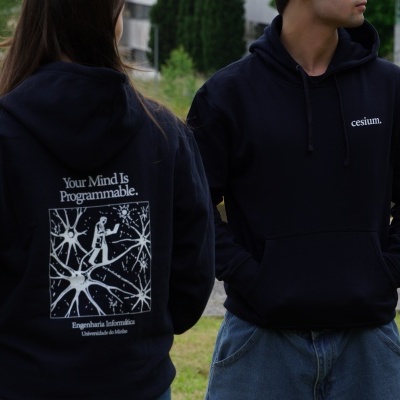 Dois hoodies pretos com textos e gráficos em branco, uma pessoa de costas e outra de frente ao ar livre