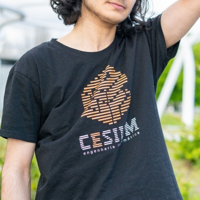 Camiseta preta com logótipo CESIM engenharia matemática estampado na frente