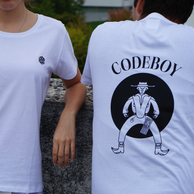 Duas t-shirts brancas com estampas pretas, uma com logo pequeno e outra com grande ilustração e texto 'CODEBOY'.