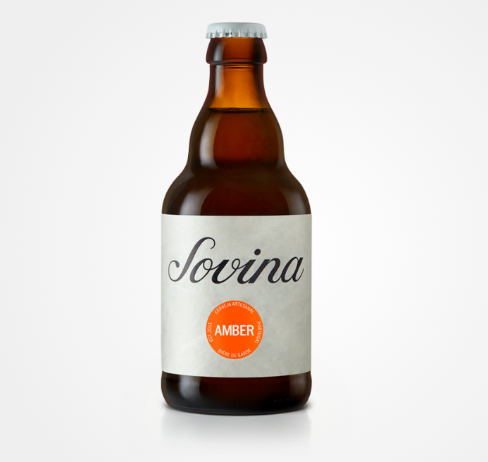 Cerveja Artesanal Amber - Sovina Garrafa de cerveja Sovina Amber com rótulo branco e selo laranja
