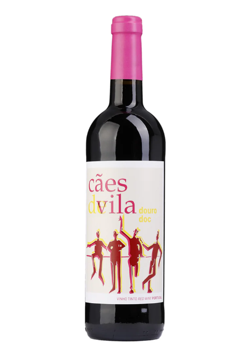 Cães de Vila 2021 Garrafa de vinho tinto com rótulo branco com texto e figuras humanas estilizadas, tampa rosa