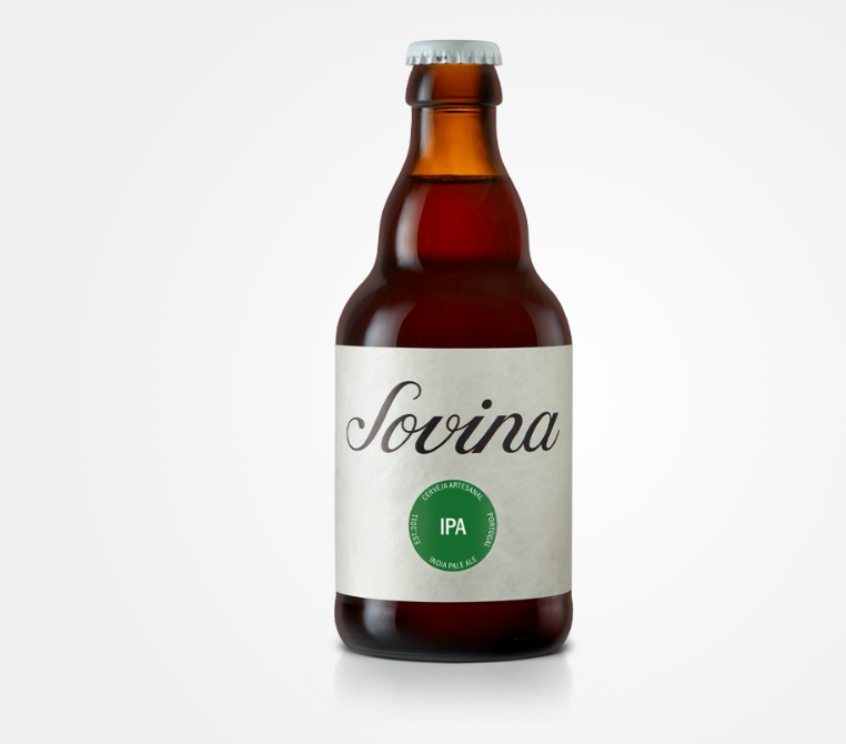 Cerveja Artesanal IPA - Sovina Garrafa de cerveja artesanal Sovina IPA com rótulo branco e selo verde sobre fundo branco