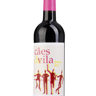 Garrafa de vinho tinto com rótulo branco com texto e figuras humanas estilizadas, tampa rosa