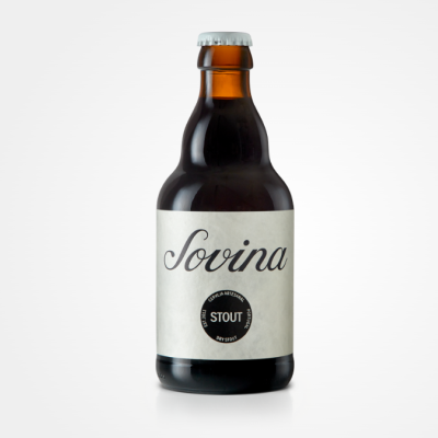 Garrafa de cerveja artesanal Sovina Stout com rótulo branco e texto em preto