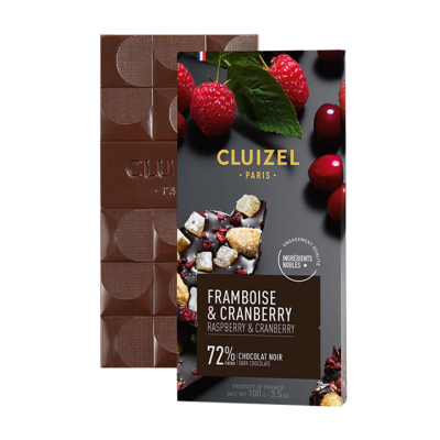 Barra de chocolate Cluizel com framboesa e cranberry num fundo branco