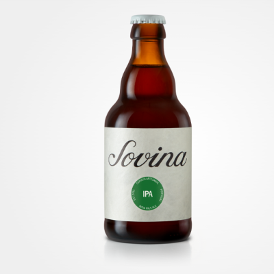 Garrafa de cerveja artesanal Sovina IPA com rótulo branco e selo verde sobre fundo branco